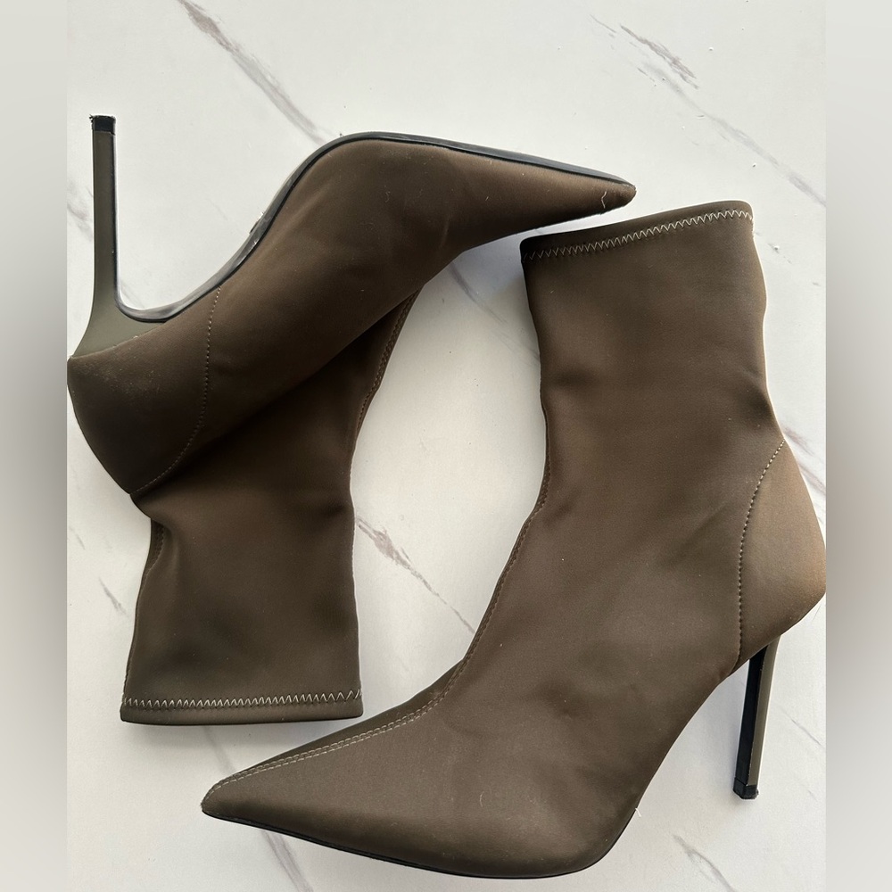 Fitted sock ankle heels. Olive green color
